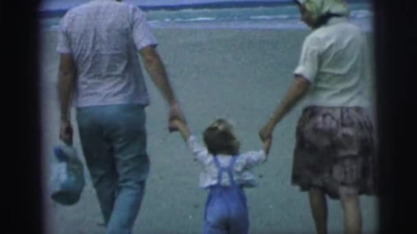 Uma família caminhando para a praia — Vídeo de Stock