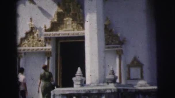 Женщина входит в храм — стоковое видео