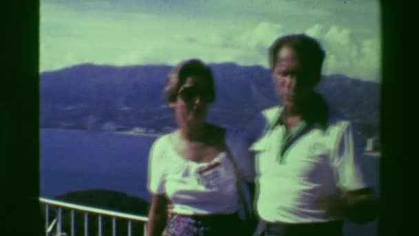 Felices turistas posando sobre la bahía de Acapulco — Vídeos de Stock