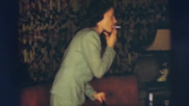 Niña mientras dos hembras están de pie y una apaga un cigarrillo — Vídeo de stock