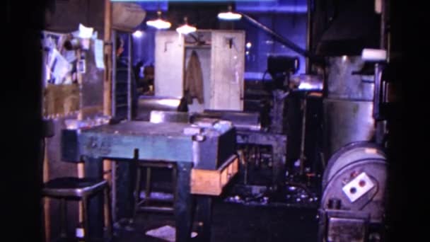 Een machine is te zien op de fabriek — Stockvideo