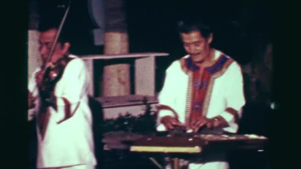 Mariachi banda jugando música al aire libre — Vídeo de stock