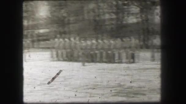 Hombres de infantería militar entrenan a marchas — Vídeo de stock