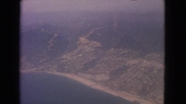 Vista aérea de la tierra y el agua capturada — Vídeos de Stock