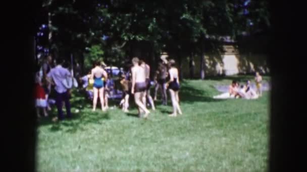 Les baigneurs profitent d'une journée amusante au soleil se promener dans le parc — Video