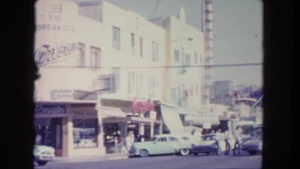 Belebte Kreuzung aus den 1960er Jahren — Stockvideo