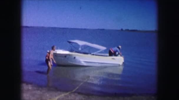 Ένα σκάφος, εισέρχονται στο νερό που ωθείται από άτομα — Αρχείο Βίντεο