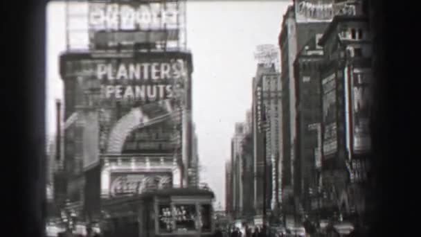 Times Square Chevrolet Planters with Peanuts Coca Cola Sunkist Oranges advertisements — Stock video