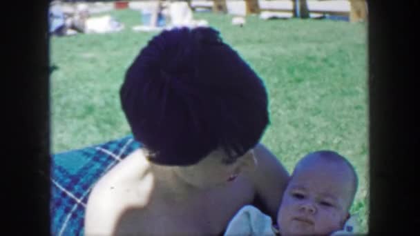 Mama hrănire dolofan copil băiat în aer liber — Videoclip de stoc