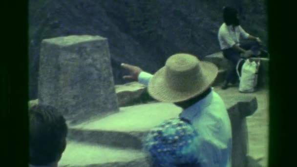 Hombre explicando Machu Picchu nativo Inca edificio ruinas — Vídeos de Stock