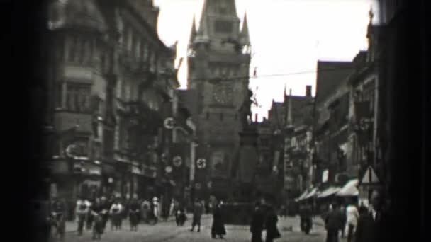 Nazi-banner leeuwenvlaggetjes op stadsplein — Stockvideo