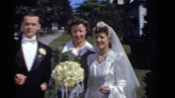 Νύφη, γαμπρό, μητέρα του γαμπρού και Κουμπάρα — Αρχείο Βίντεο