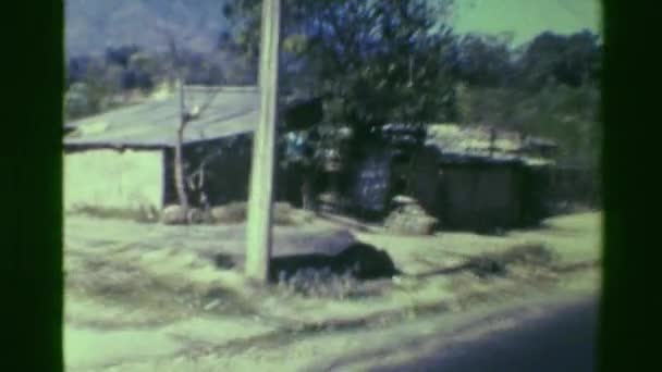 Pobreza vivienda chozas carretera — Vídeo de stock