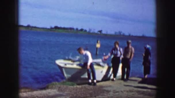 Gente posando al lado de un barco — Vídeos de Stock