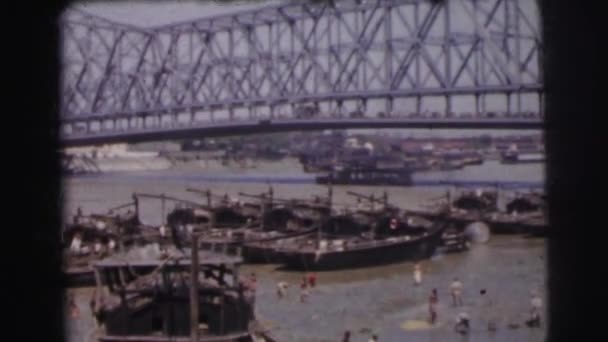 Barcos anclados bajo el puente de la ciudad — Vídeo de stock