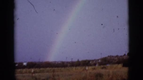 Un arco iris se ve en un cielo claro — Vídeos de Stock