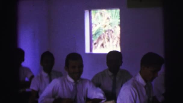 Niños y niñas en uniformes sentados en el aula — Vídeos de Stock