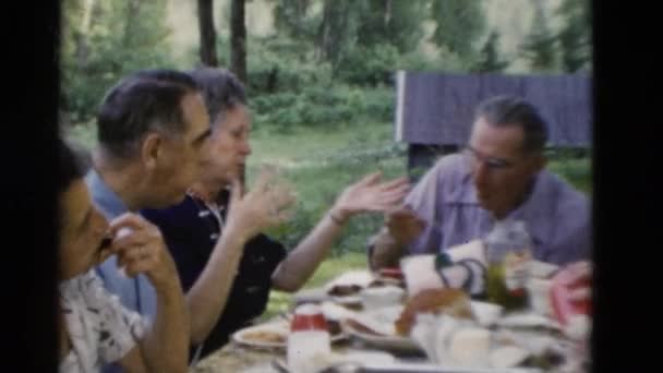 Άνθρωποι έχοντας ένα γεύμα και να μιλάμε σε εξωτερικούς χώρους — Αρχείο Βίντεο