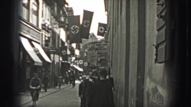 Nazi-banner vlaggen hangen op het bouwen van straten — Stockvideo
