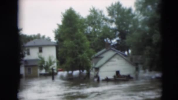 Maisons et cours inondées par la rivière en mouvement rapide — Video