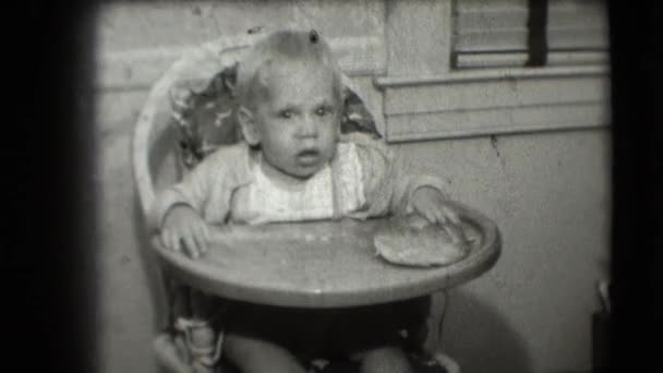 Criança expressiva com pão — Vídeo de Stock