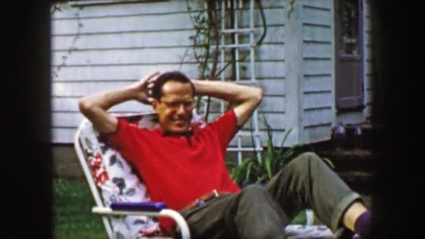 书呆子人放松在室外的椅子上 — 图库视频影像