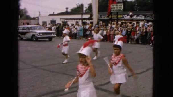 Kleine meisjes een handeling zoals een parade — Stockvideo