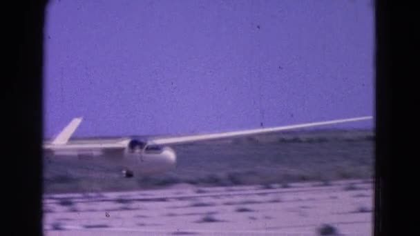 Flygplanet säkert landa på landningsbanan i öknen — Stockvideo