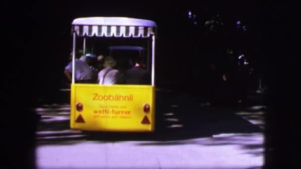 Bus o tren turístico en Francia — Vídeo de stock