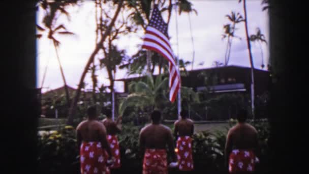 Actuación ceremonia hawaiana con la bandera de Estados Unidos — Vídeos de Stock