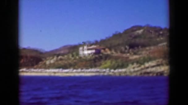 Cliff over ocean view villas mansions homes — Stock Video