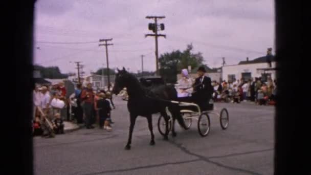 Cheval et buggies défilent à travers la ville — Video