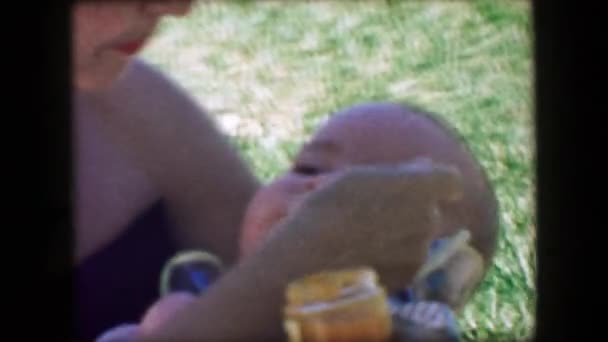 Мать кормит пухлого малыша — стоковое видео
