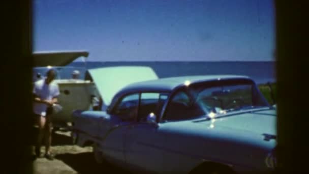 Auto schleppt ein Boot an den Strand — Stockvideo