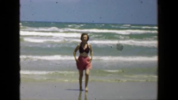 Žena, procházky po pláži — Stock video