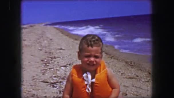 Vater versucht, Kleinkind Sohn zum Schwimmen zu bringen — Stockvideo