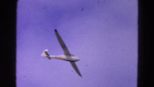 飞机穿过云层滑翔 — 图库视频影像