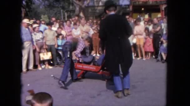 Person curing a person who seems to be fainted and the crowd sees it — Stock Video