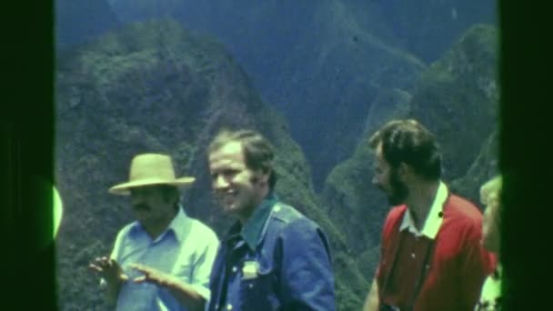 Tourists vista Machu Picchu native Inca civilization — ストック動画