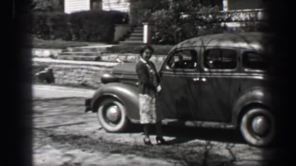 Woman chatting up car driver passerby — Stock Video