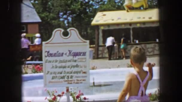 Jongen gooit munt in de fontein — Stockvideo