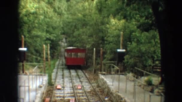 Вагон поезда с окнами катится по рельсам — стоковое видео