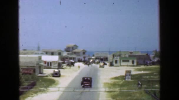 Arrival oceanside beach in small town — Stock Video