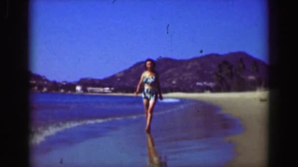 Женщина гуляет по пляжу — стоковое видео