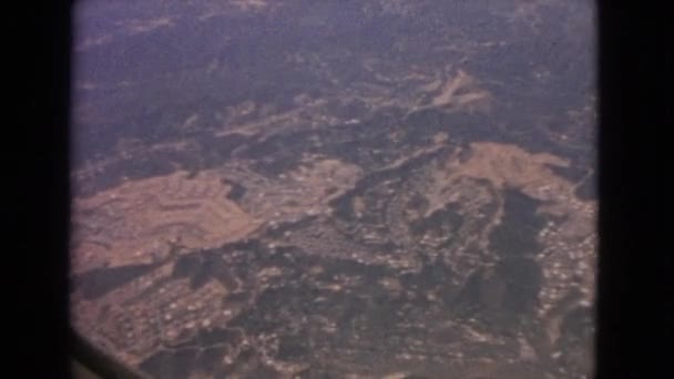 Vista aérea de una cresta escarpada de desierto y montañas — Vídeos de Stock