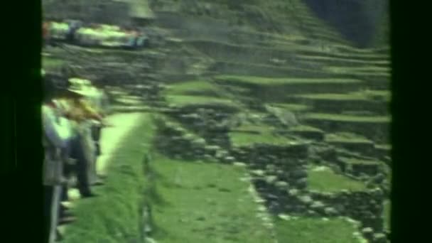Tourist crowds at Machu Picchu native Inca ruins — Αρχείο Βίντεο
