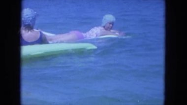 bir Yüzme Havuzu çalışırken kızlar 