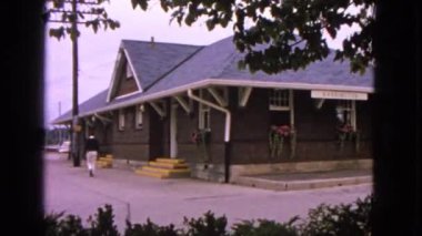 adam bir dükkan geçmiş bir caddede yürür