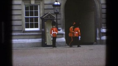 Kraliyet muhafızları yürüyor.