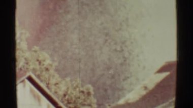 volkanik patlama ve evin arkasına düşen külleri